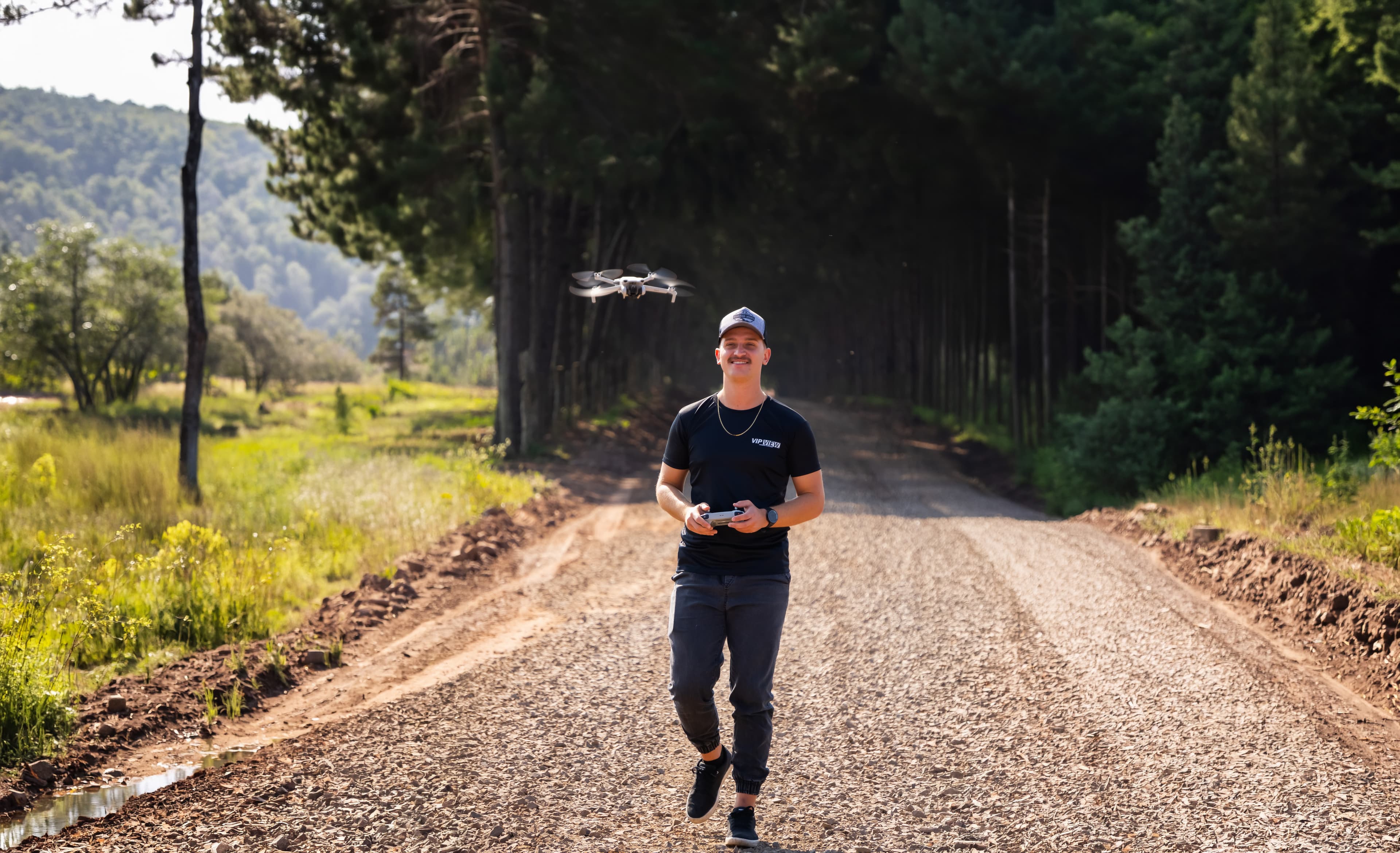 Mateus Carboni caminhando com drone em locação