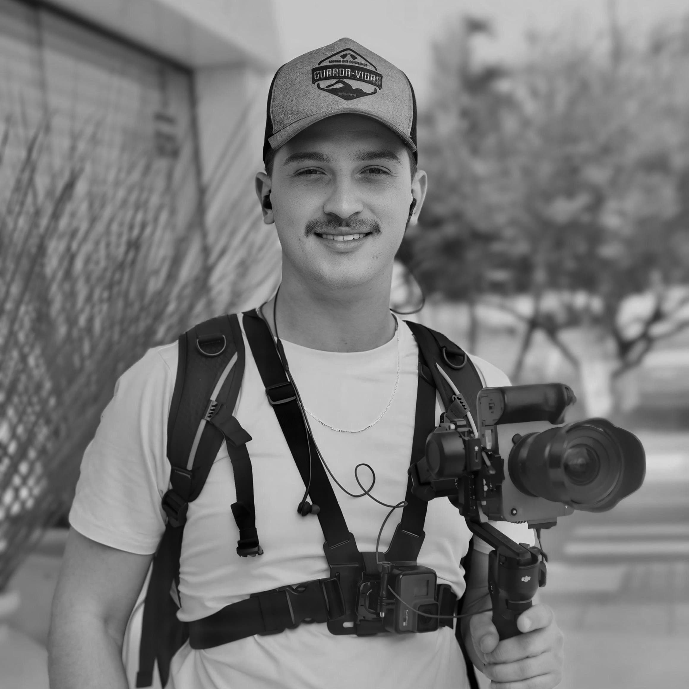 Mateus Carboni com equipamentos de filmagem